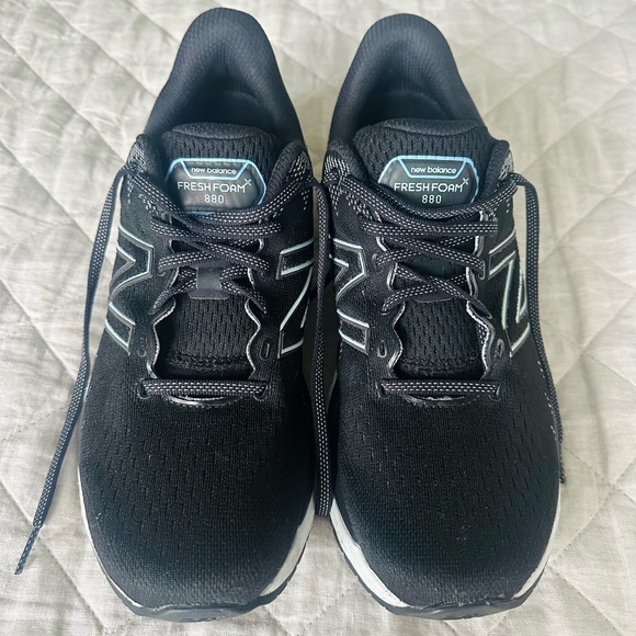 New Balance Fresh Foam 880 v11 Women’s Running Shoes, size 11 👟🖤🤍🩶 - Picture 2 of 7
